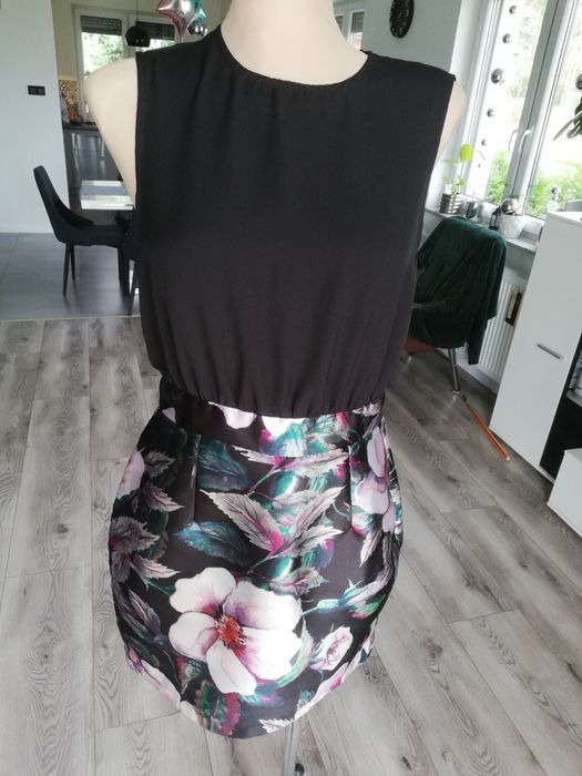 Sukienka czarna dół w kwiaty bez rękawów