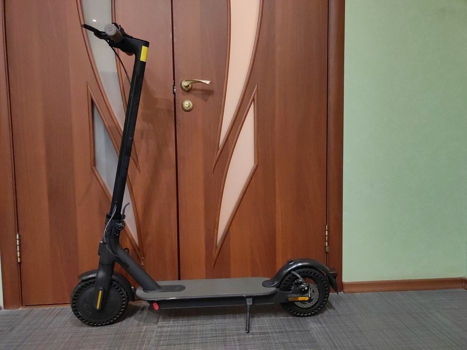 Електросамокат Xiaomi Mi Electric Scooter Essential