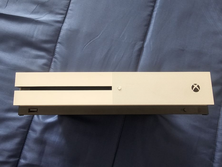 XBox One S 500 GB
Sem comandos, nem jogos... 
Sem comandos, nem jogos