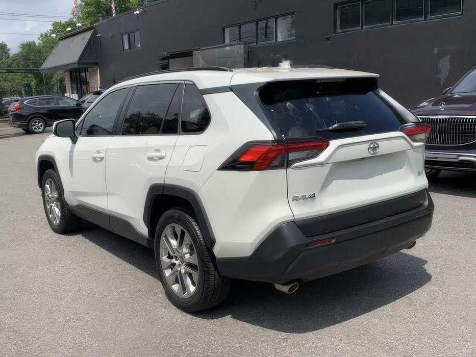Toyota RAV4 XLE Premium      2021