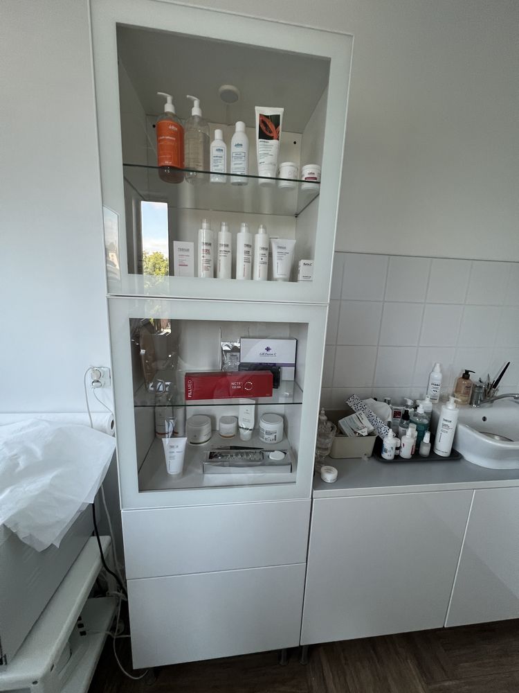 Sprzedam białą witrynkę Ikea