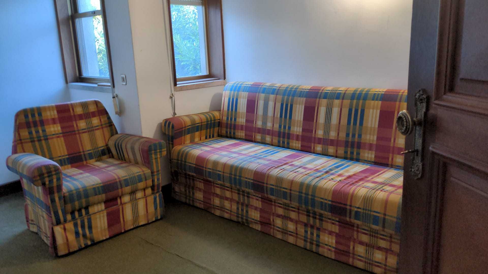 Conjunto de sofá de 3 lugares (sofá-cama) e 2 poltronas em tecido