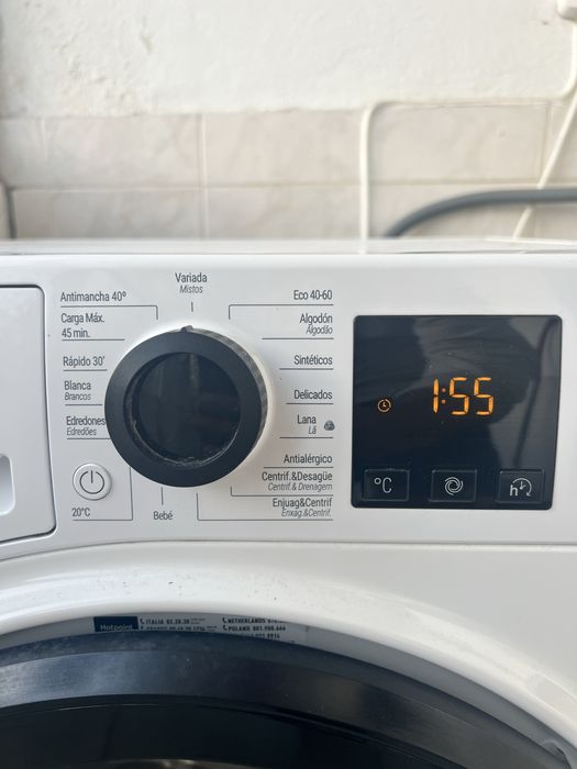 Maquina de lavar roupa com pouco uso.