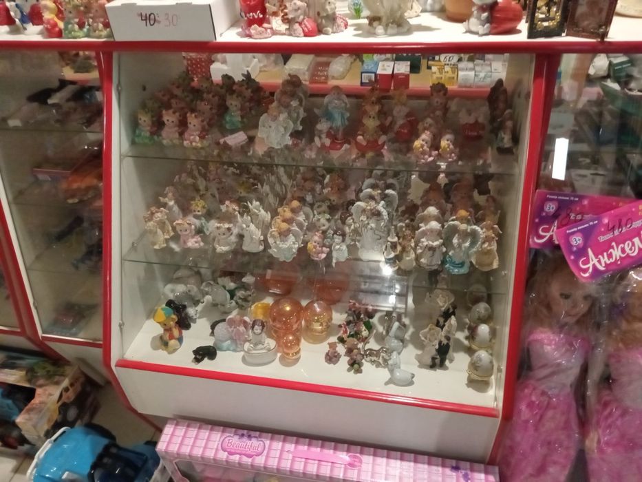 Продаються торгові полиці. Що на фото