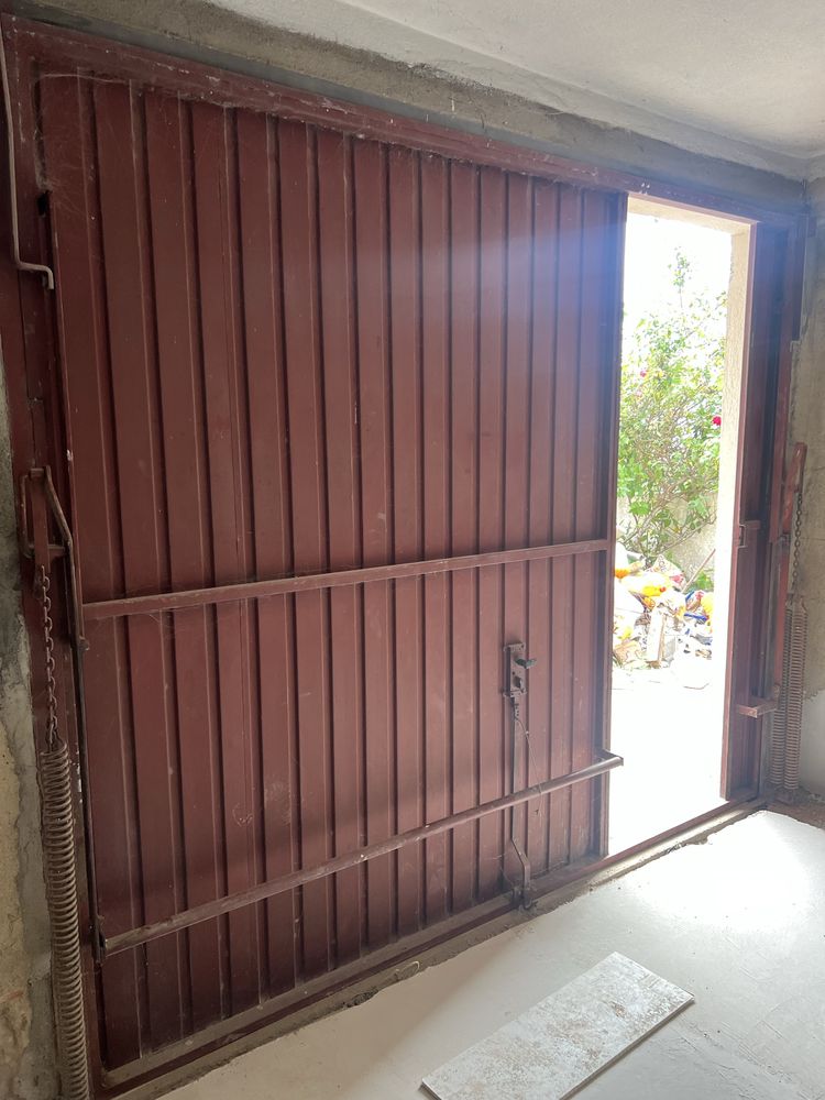 Portão de garagem em excelente estado.