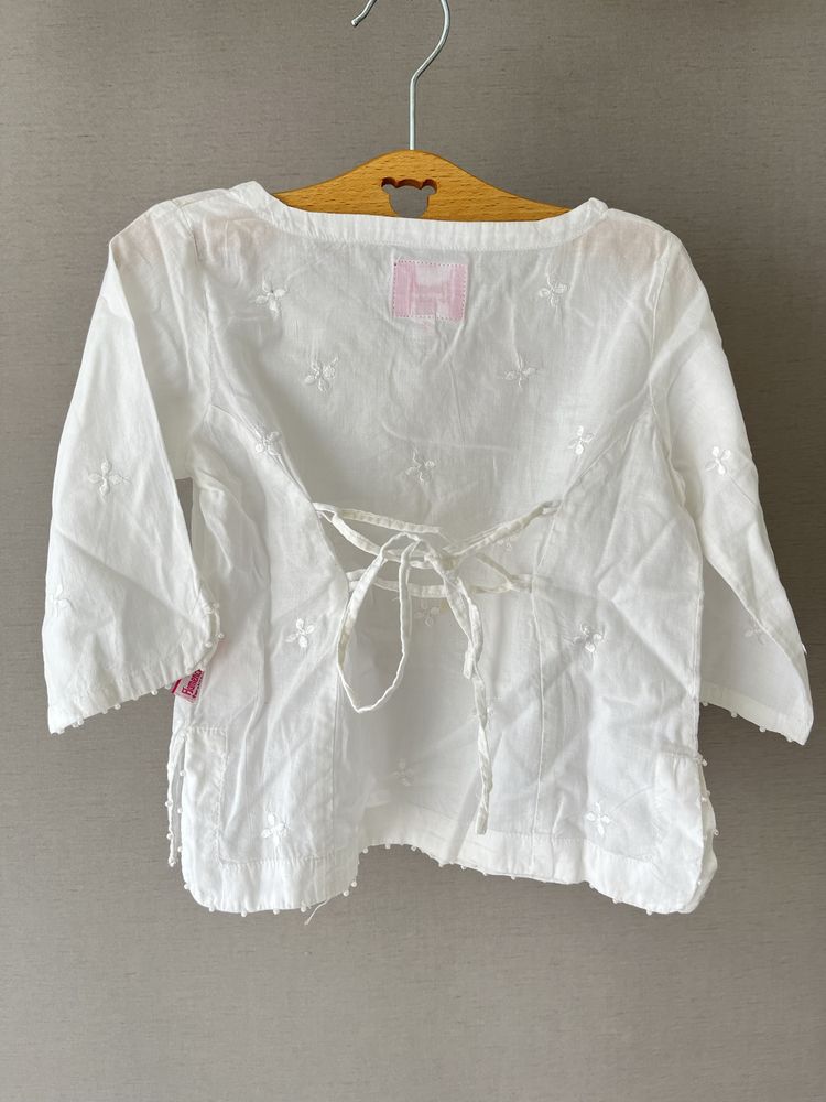 Blusa branca com pormenores de missangas