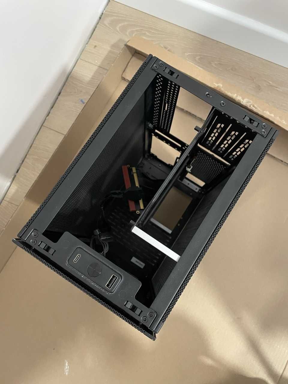 SSUPD Meshlicious – Obudowa Mini-ITX Full Mesh z PCIe 4.0 Riserem