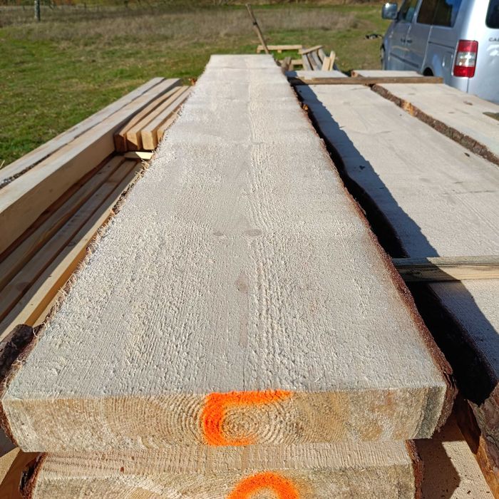 Więźba dachowa, kantówki, belki, łaty, deski.