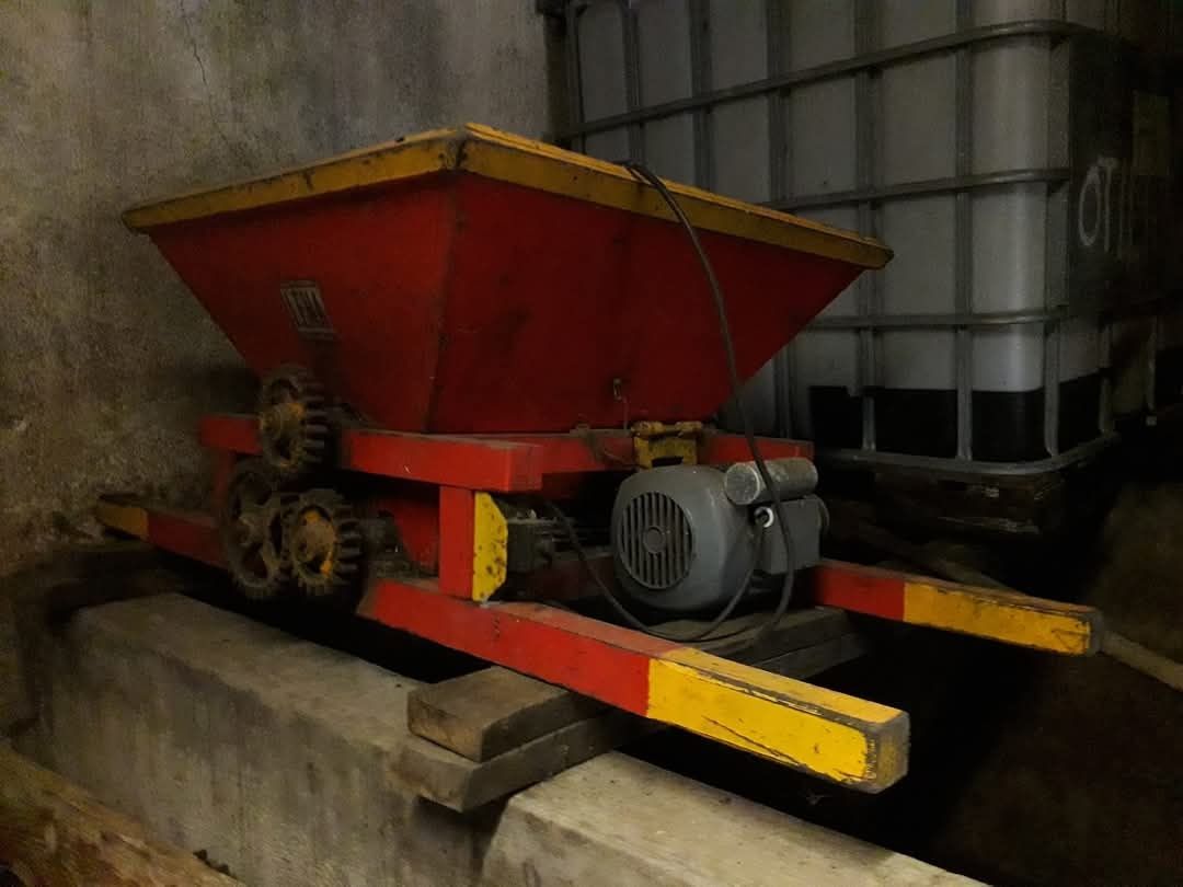Esmagador de uvas com motor