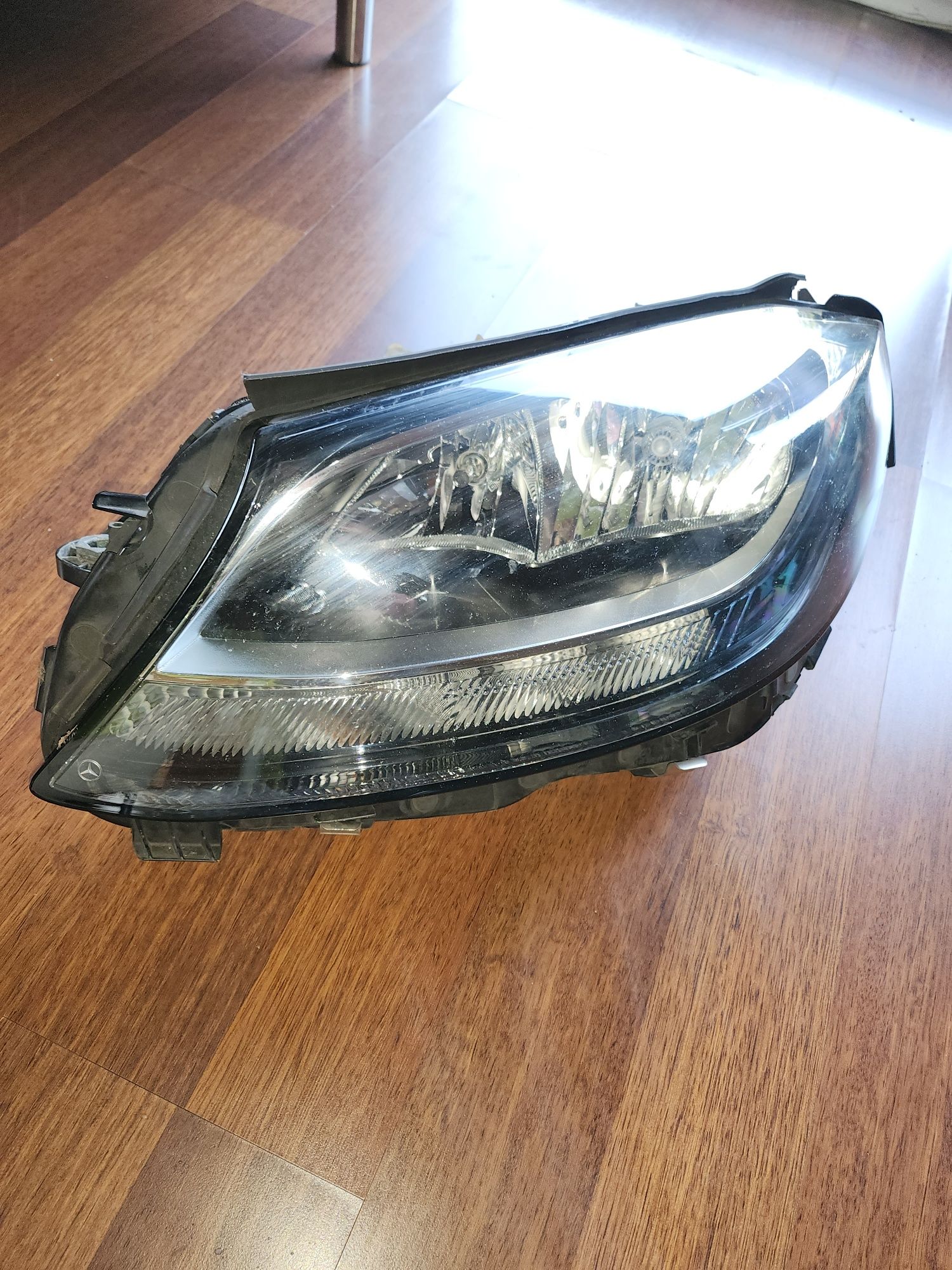 Lampa Lewa Mercedes C205 zwykła ne A205. 906. 6402 cala