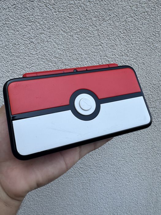 2DS XL Edição Pokebola (Desbloqueada, 128gb, 300+ jogos)