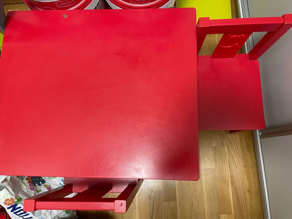 Stolik i dwa krzesła dla dziecka