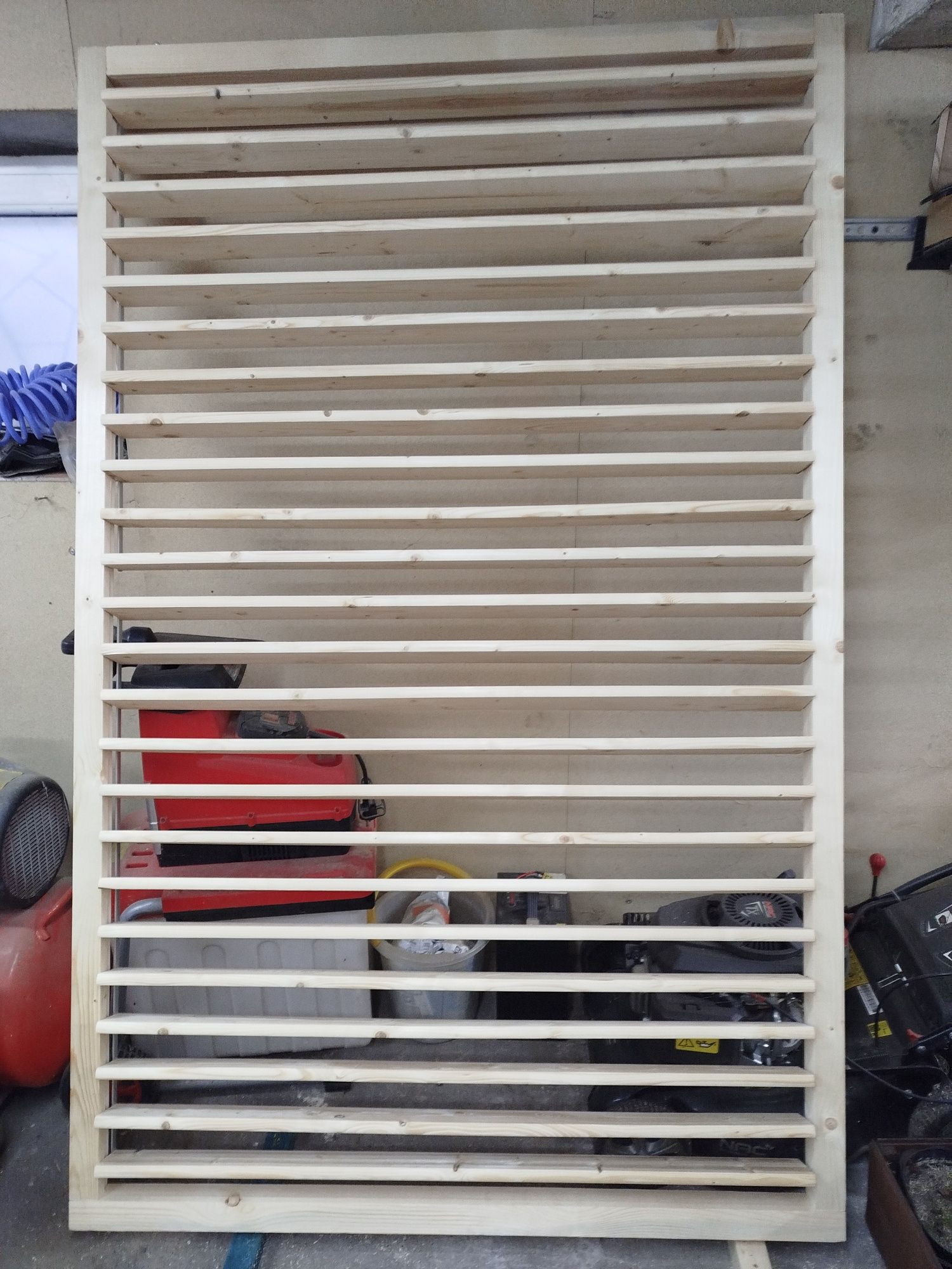 shutters ,żaluzje, ruchome deseczki