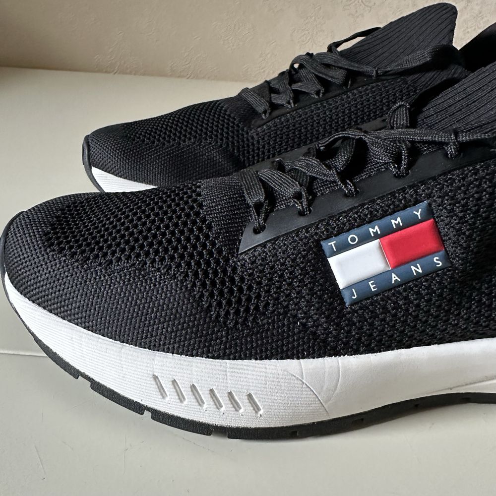 Tommy Hilfiger. Жіночі  кросівки. Оригінал. Розмір 40. Нові.