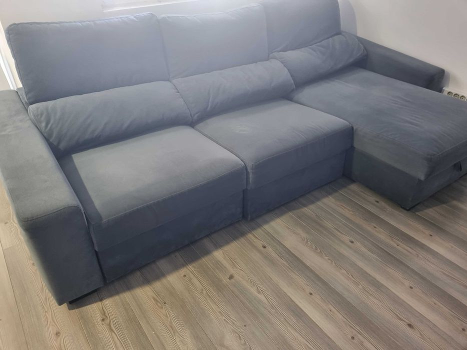 Sofá chaiselong com arrumação e cama