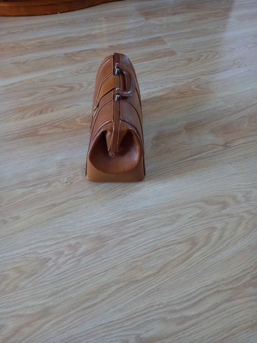 Brazowy kuferek z naturalnej skory, typ lekarski