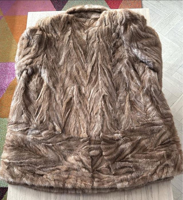 Karmelowe futerko z norek, z kołnierzem i kieszeniami