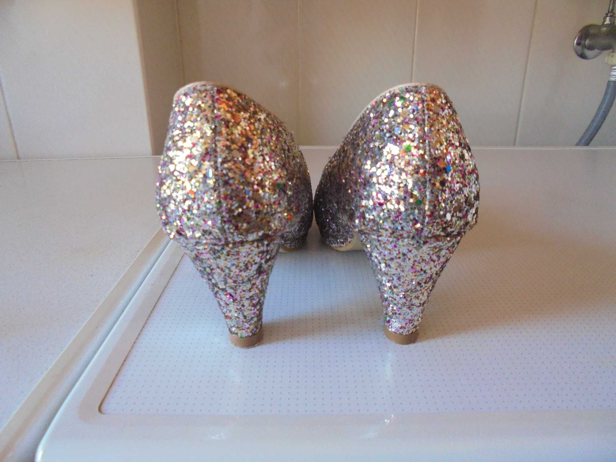 sapatos de senhora muito brilhante