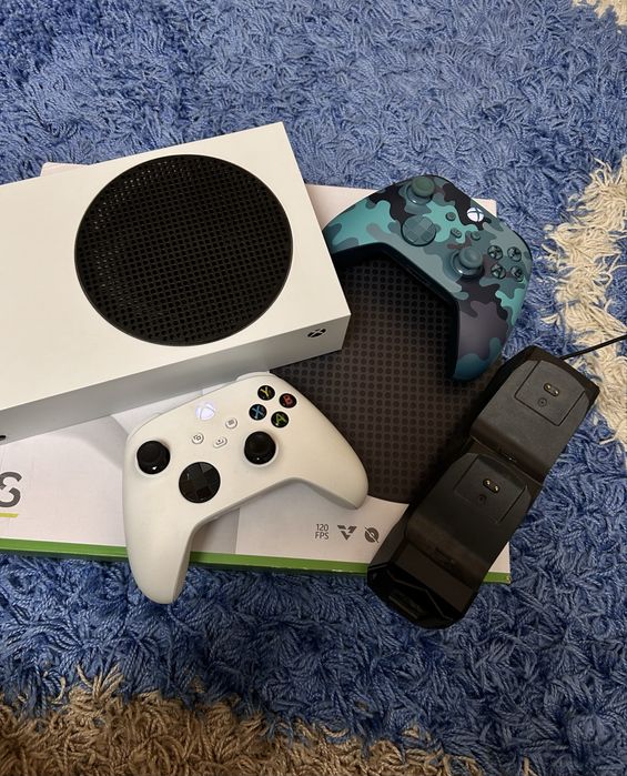 Продам Xbox series s з 2 джойстиками та зарядною станцією