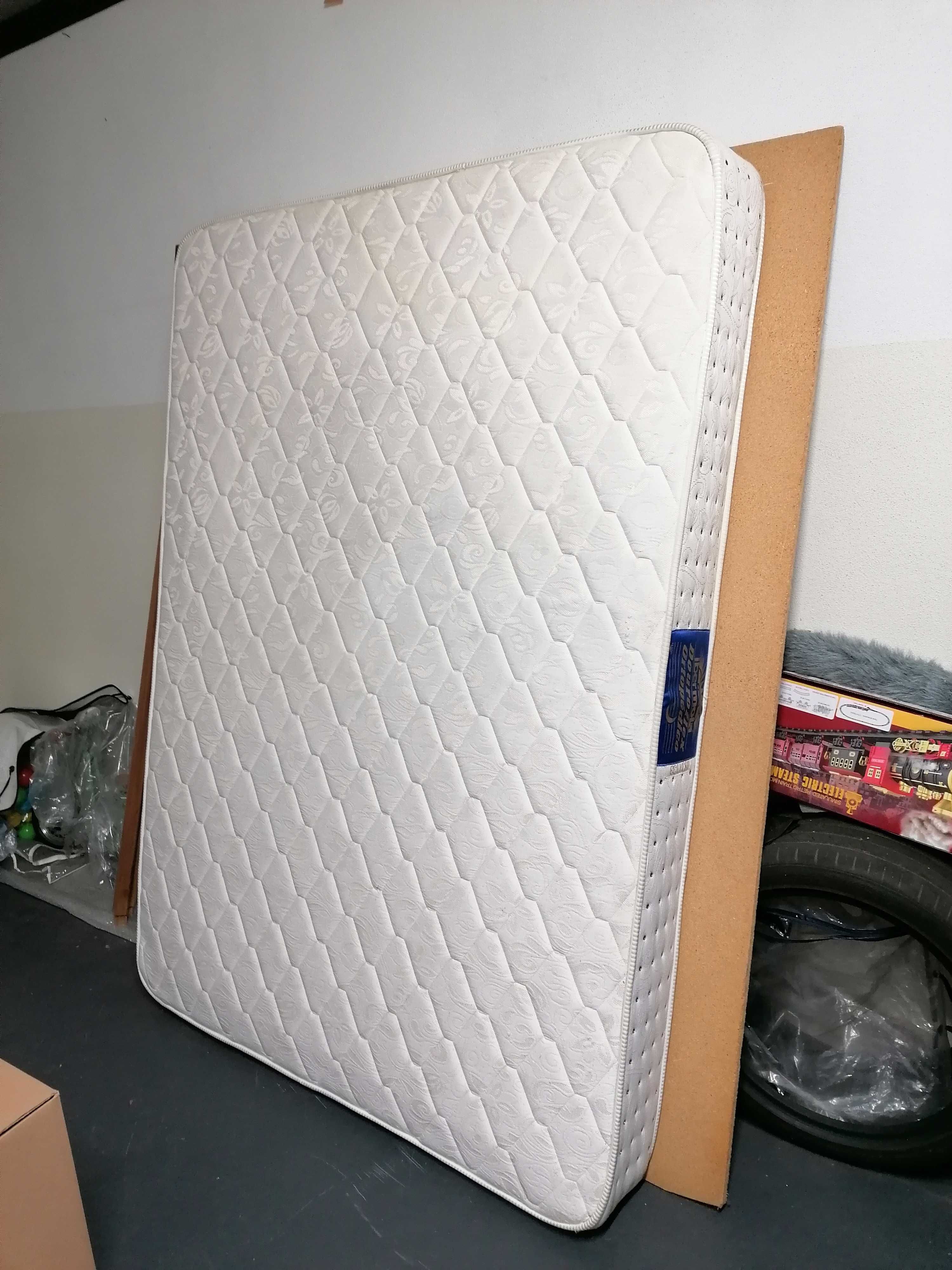 Cama de casal 140x190 com colchão ortopedico incluído