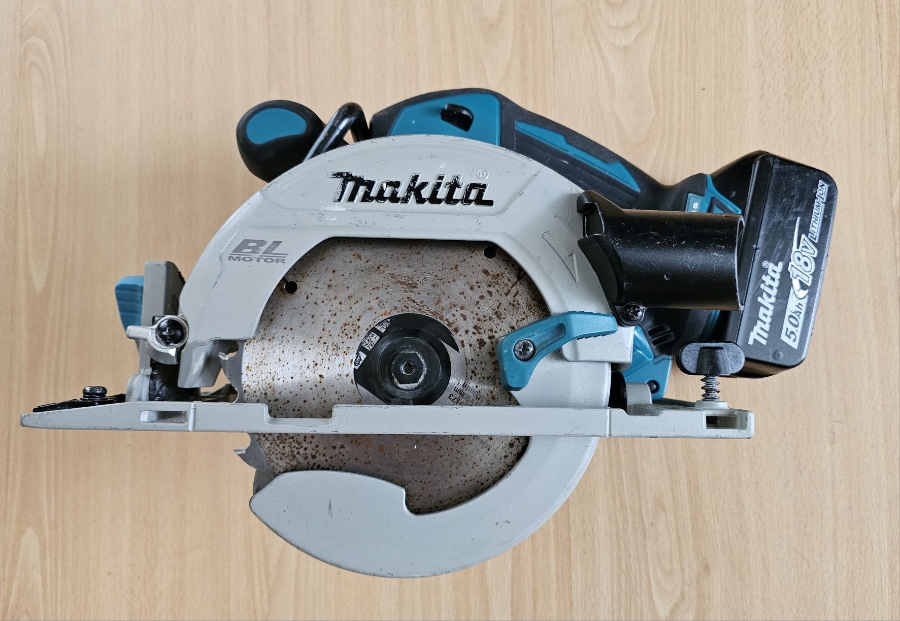 MAKITA DHS680 Aku Pilarka Tarczowa Aku5.0Ah Ładowarka BRUSHLESS ŁADNA