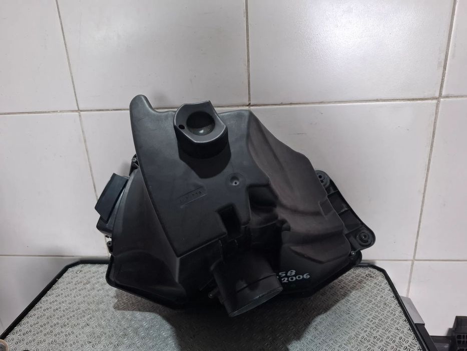 Obudowa filtra powietrza BMW E90 E91 2,5 B 2006 rok nr 13717541736