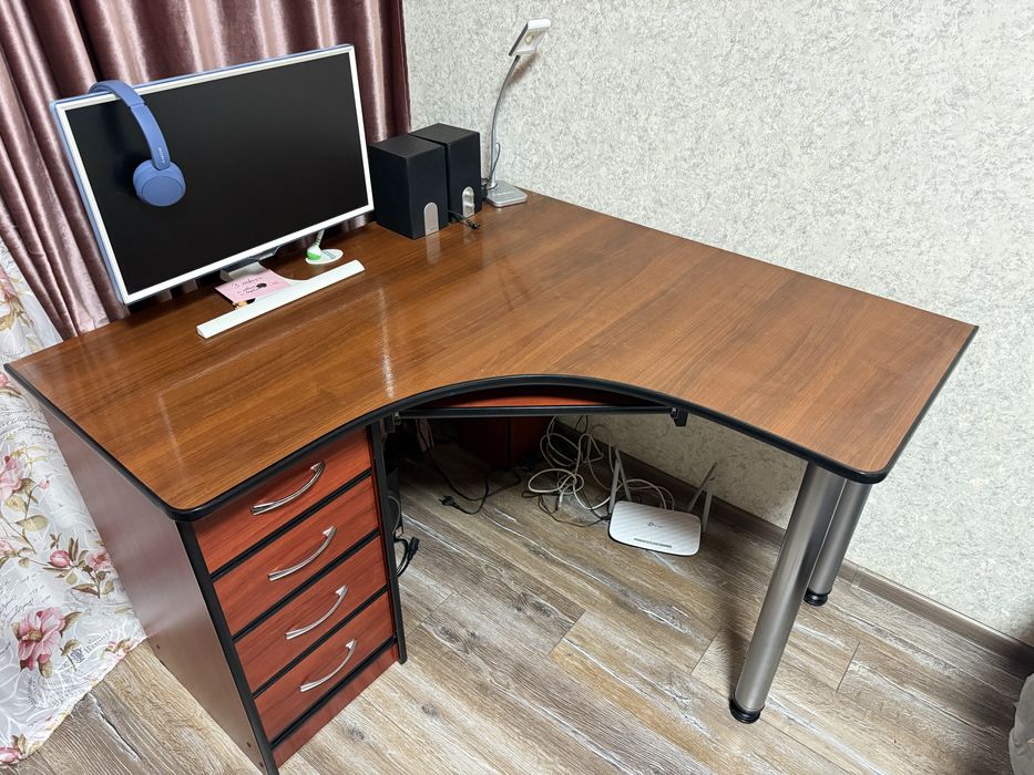 Продам угловой стол