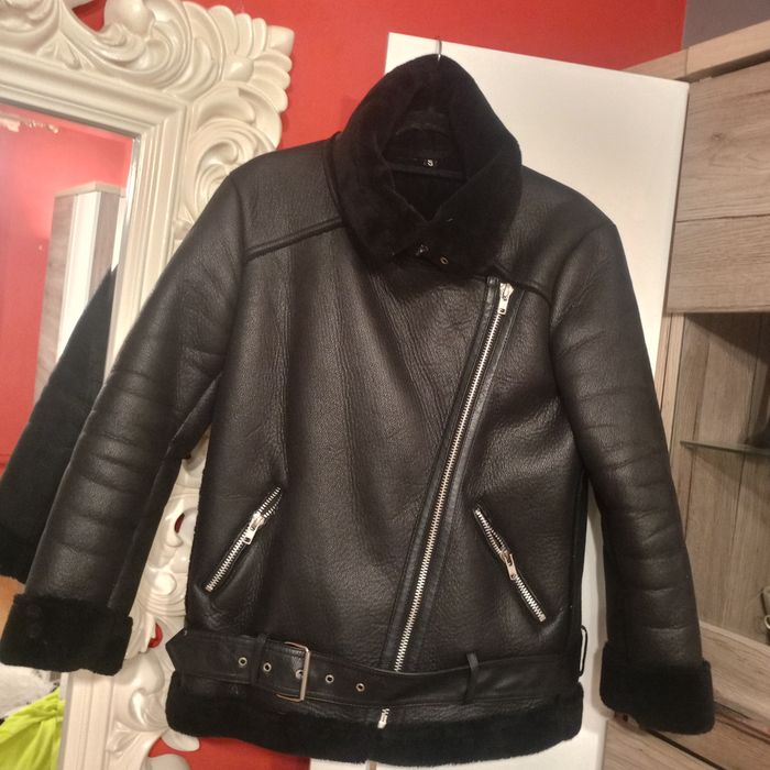 Damski krótki kożuszek ocieplany Ramoneska. Rozmiar S.