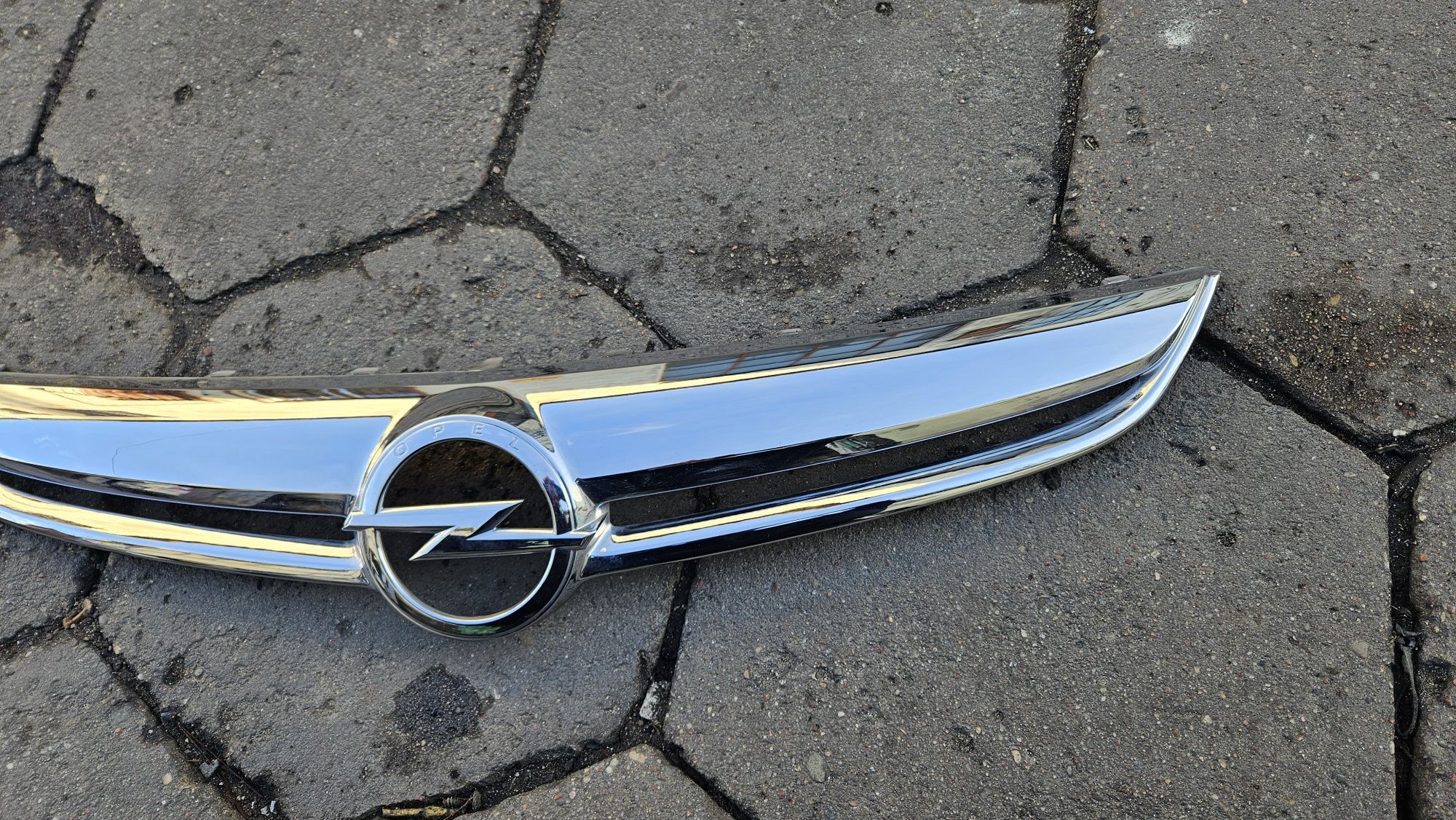 Grill atrapa logo znaczek chrom opel corsa d lift po lifcie