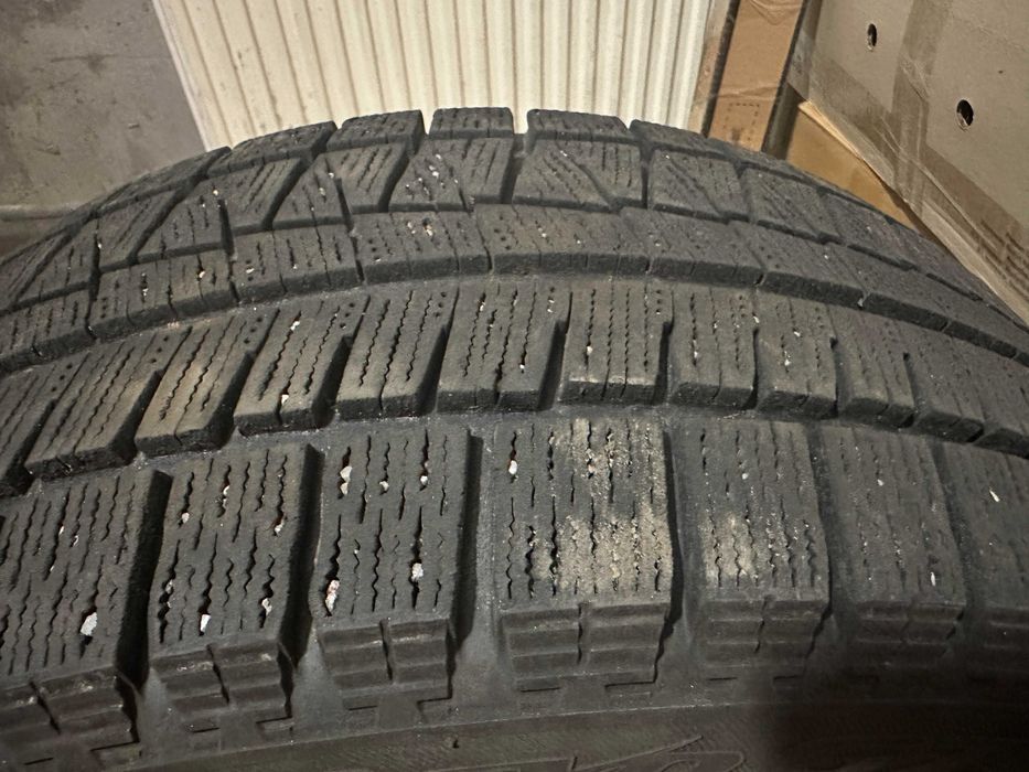 Продам зимові шини Bridgestone Blizzak REVO 215/50 R17 91.