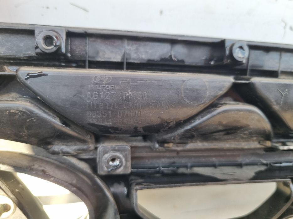 Grill Hyundai Atrapa Gril Znaczek Logo Blenda Klapy Chrom Osłona