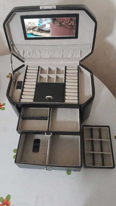 Вмістка шкатулка, що потребує зовнішньої  реставрації