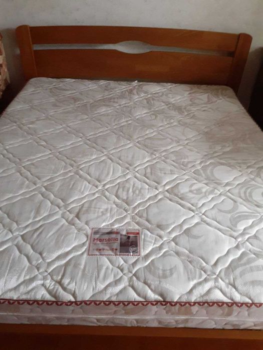 Двохспальне дерев'яне ліжко з матрасом