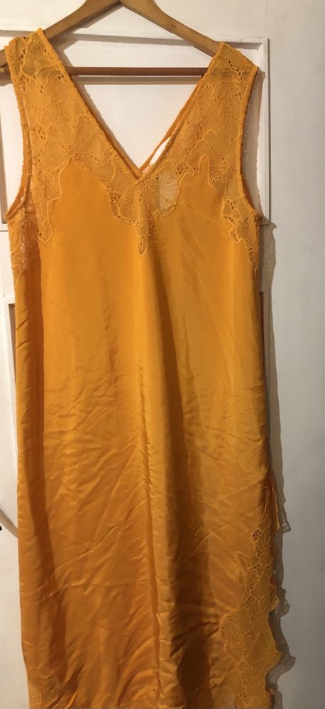 Vestido laranja novo com renda