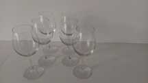 Copos de vinho tinto novos