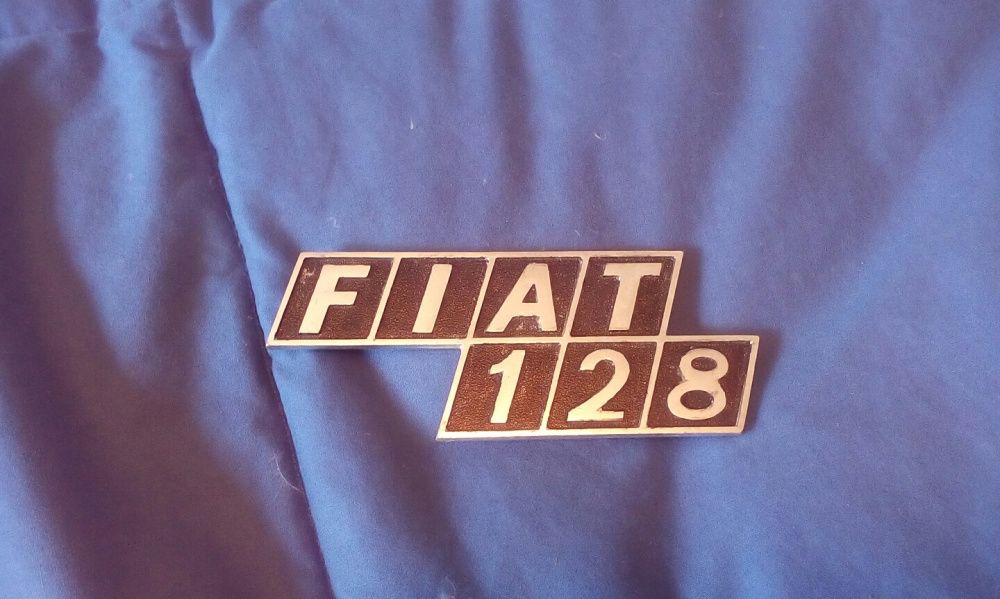 Magnificos Símbolos Antigos Fiat 128/124 em Bom Estado
