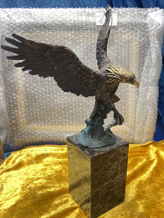 Águia escultura bronze assinada 36 cm