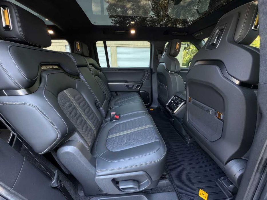 Rivian R1S Adventure      2024