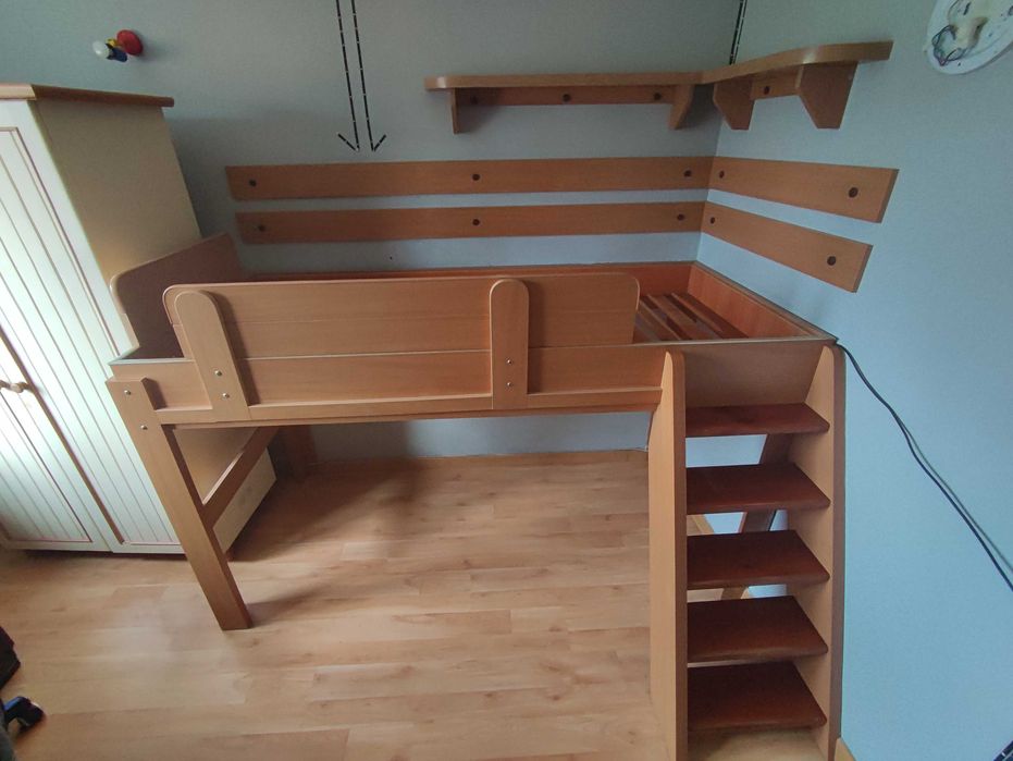 Łóżko piętrowe na antresoli z półkami