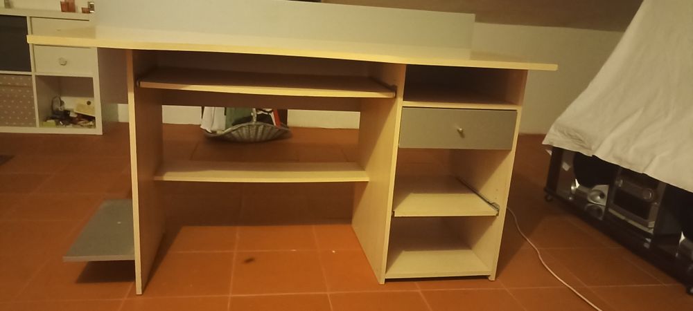 Secretaria para estudar, com muitos arrumos .