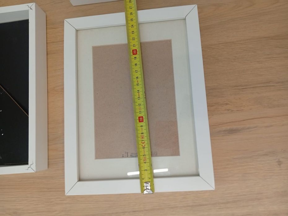 5 molduras brancas Ikea com 2 tamanhos diferentes