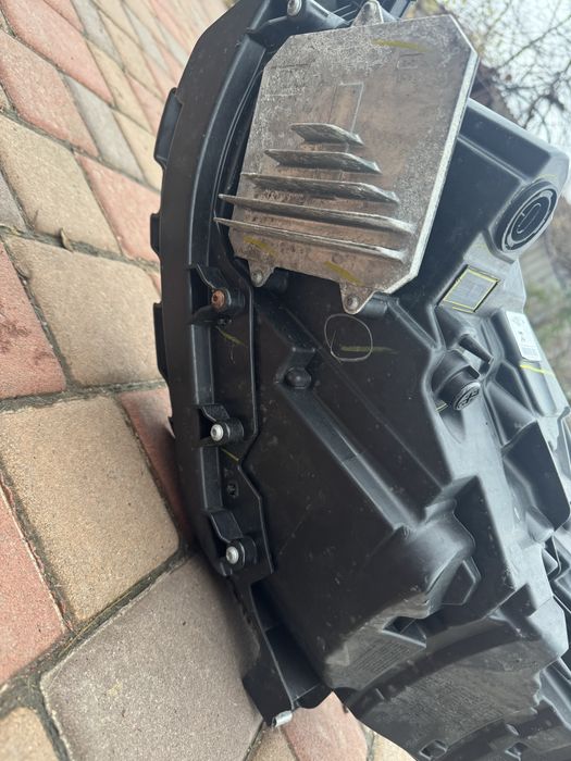 Фара права Tesla model 3