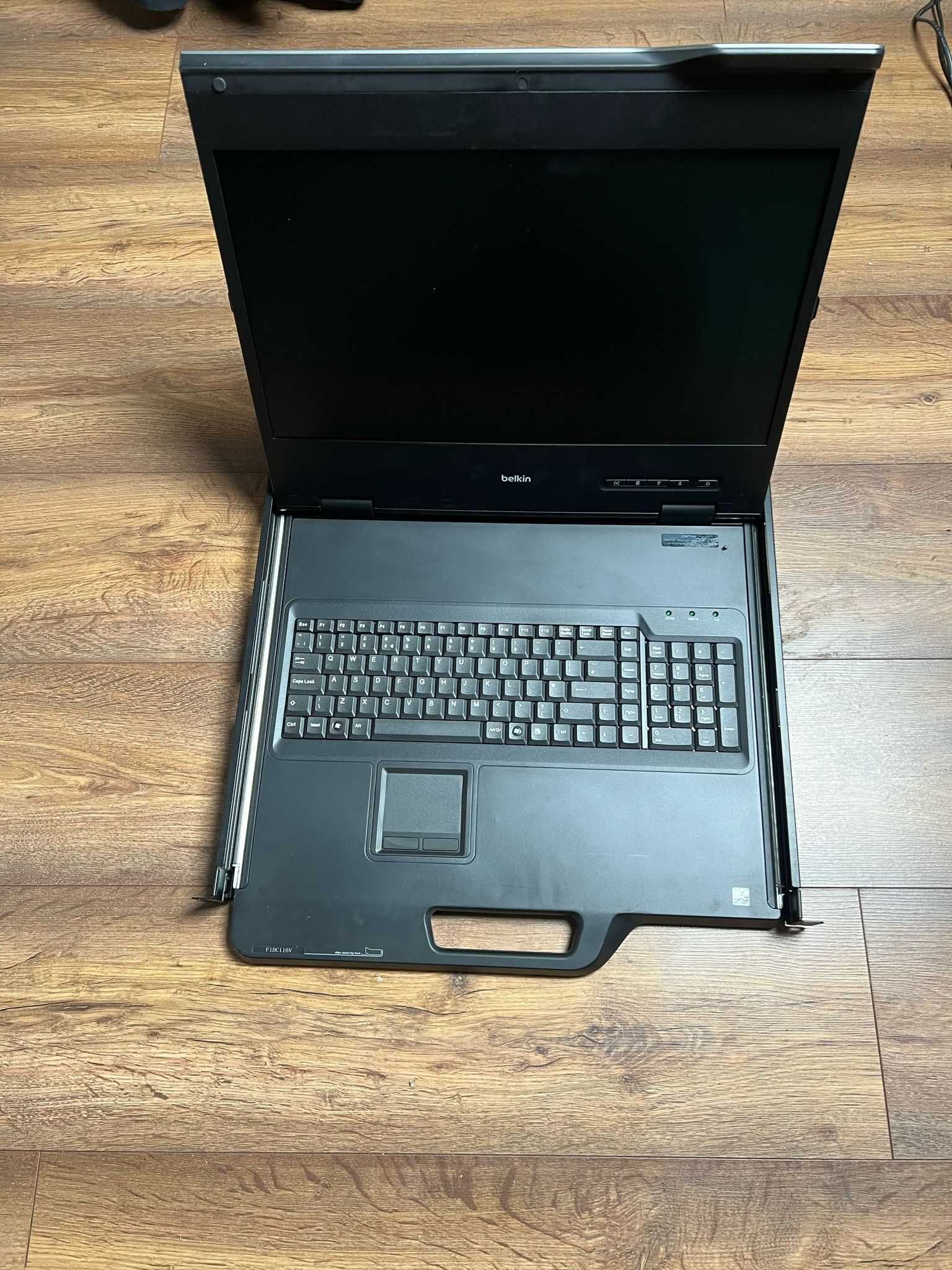 18.5" 1nch Widescreen LCD Rack  Console wich 16 port KVM,