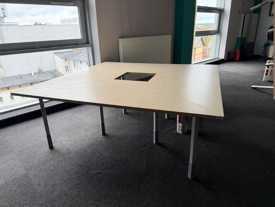 Stół konferencyjny 2,06m x 2,06m x 0,75m