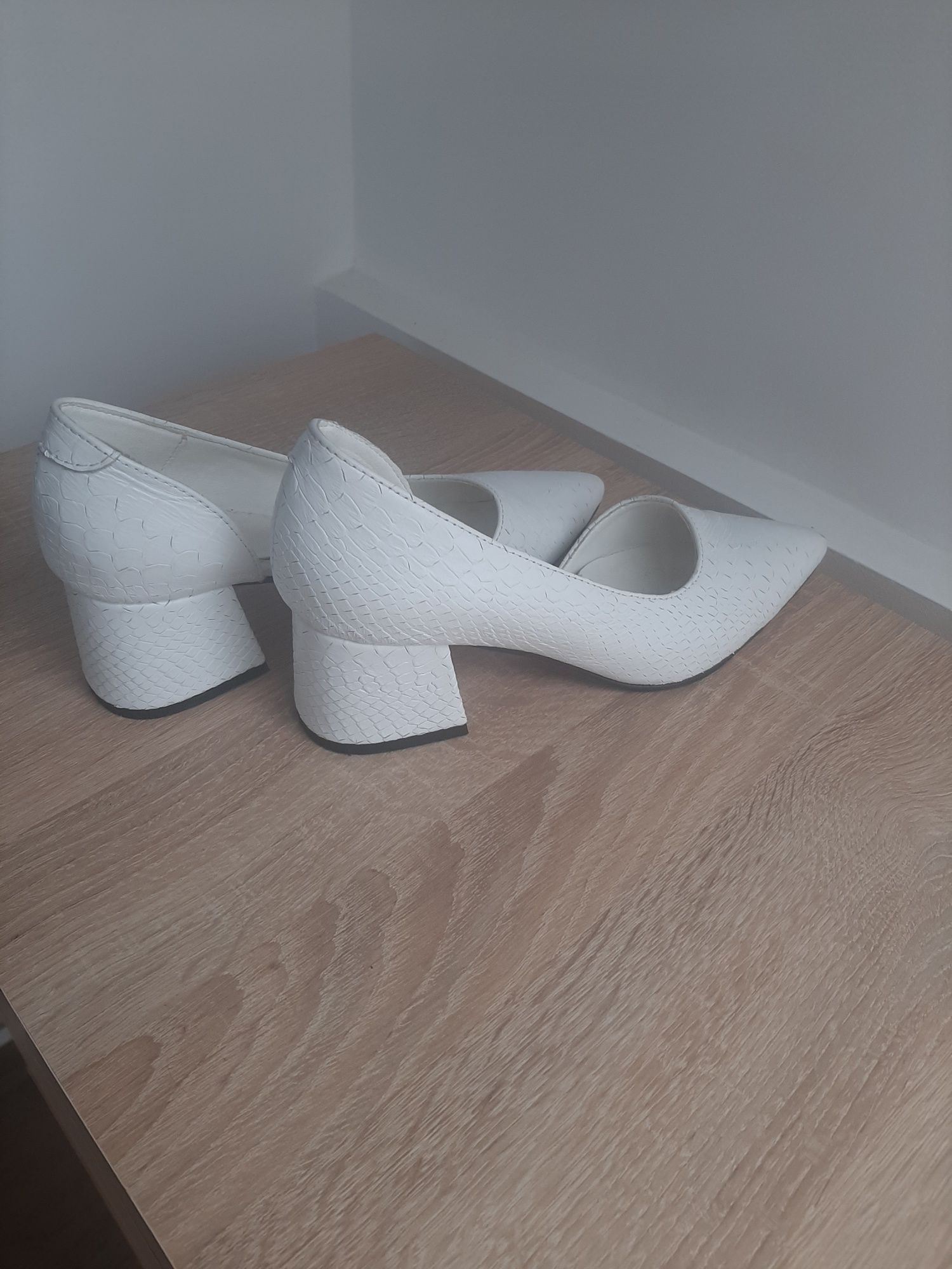 Весільні білі туфлі 38 розмір