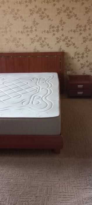 Продам 2-х спальню кровать  без матрац  и 2 тумбочки за 7500гр.