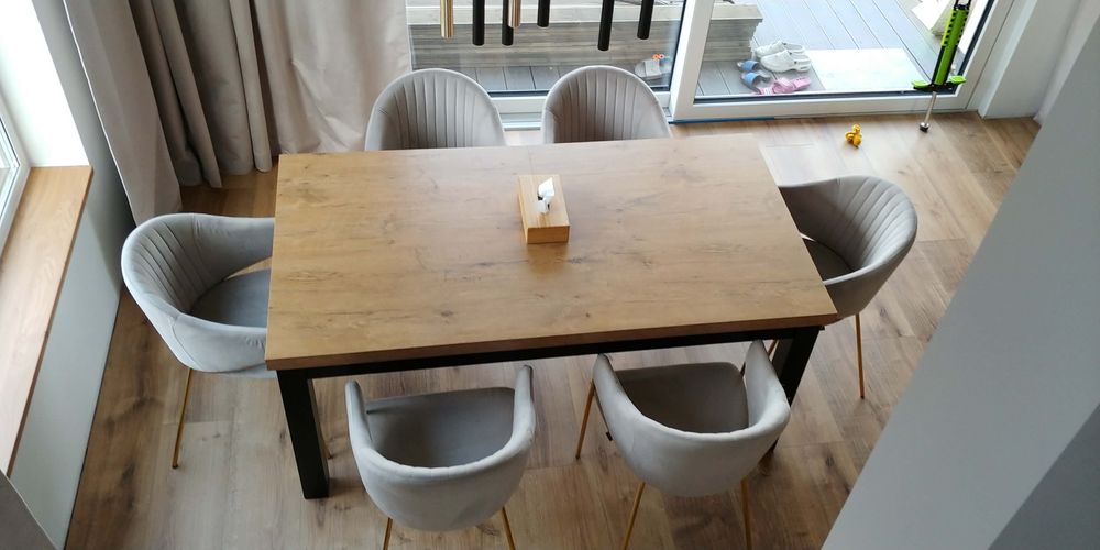 Sprzedam solidny, cieżki, rozkładany stół