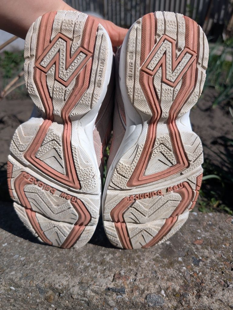 Продам женский кроссовки new balance 452