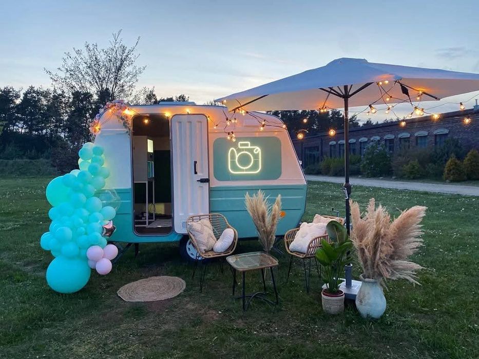 Fotobudka 360, fotobudka/fotolustro, fotoprzyczepa ciężki dym, napis m