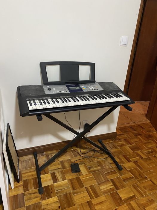 Piano Yamaha DGX-205 (suporte e pedal incluidos)